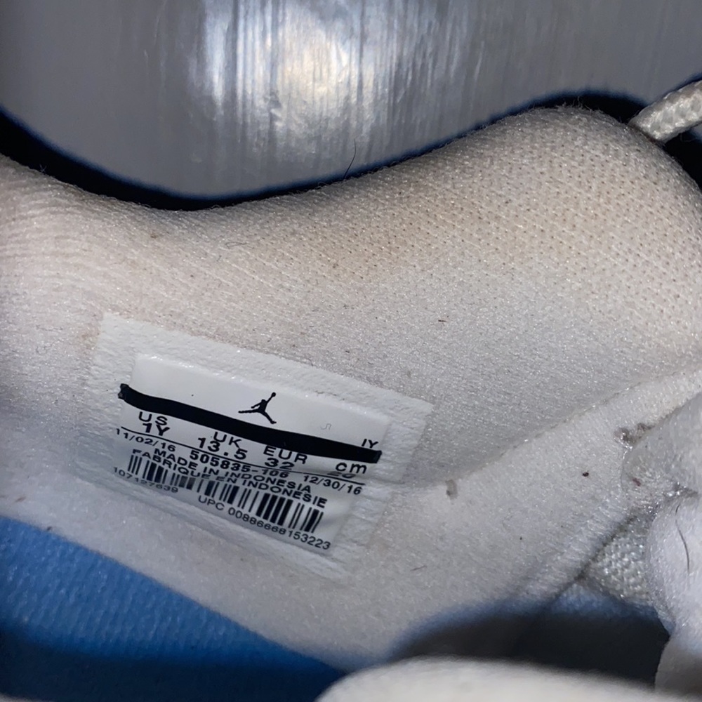 AIR JORDAN 11 Retro Low GS - Picture 4 of 5
